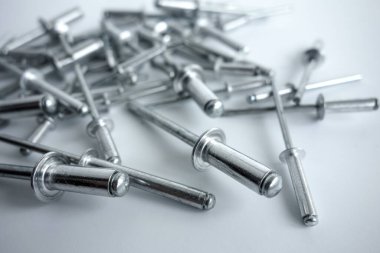 Beyaz arka planda alüminyum perçinler, izole