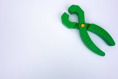 Çocukların plastik penseleri beyaz izole edilmiş. El aletleri..