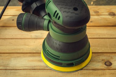 Ahşap yüzeyleri temizleme makinesi. El yapımı. Ahşap işleme. Eski yüzeyi zımparalıyorum.