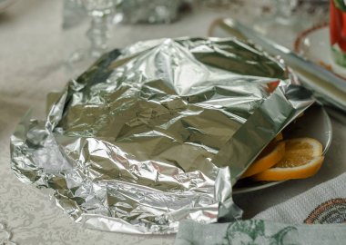 Tabaktaki limon dilimleri metal folyoyla kaplı.