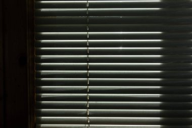 Metal ofisteki ışık kör ediyor.