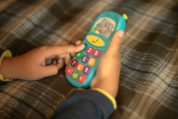 Mãos Uma Criança Com Telefone Brinquedo Pressionando Botões Com Números — Fotografia de Stock