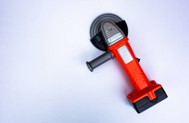 Çocukların açısal öğütme makinesi, plastik el aleti, beyaz arka planda oyuncak.