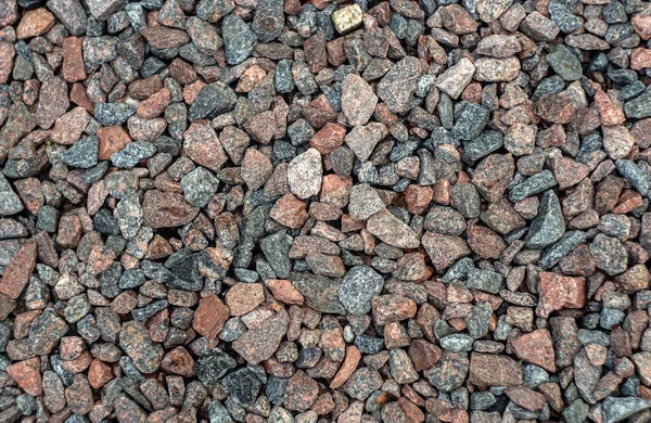 分散在地面上的红褐色花岗岩石的纹理 — 图库照片