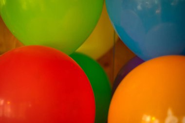 Tatil için lastik renkli topların arka planı