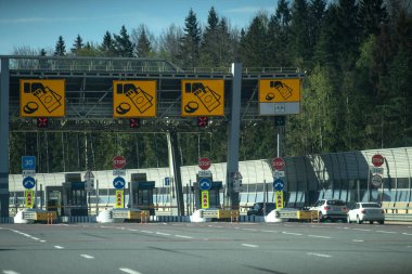 Batı yüksek hızlı geçiş yolu üzerinde ödeme noktası, arabalar kuyrukta bekliyor..