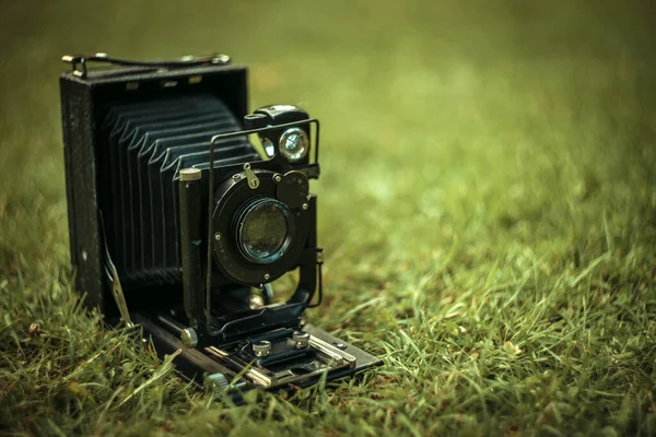 Yeşil Çimlerin Üzerinde Eski Bir Metal Kamera Yazmak Için Bir — Stok fotoğraf