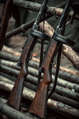 İkinci Dünya Savaşı sırasında, Finlandiya ordusunun iki tüfeği ve tahta bir tüfek izmariti.