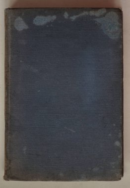 Eski bir kitabın kapağı beyaz arka planda mavidir.