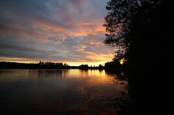 Zonsondergang Een Bosmeer Met Een Prachtige Weerspiegeling Het Water — Stockfoto