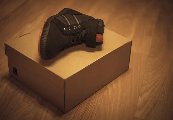 Sepatu Anak Anak Berwarna Hitam Dengan Sol Merah Kotak Kardus — Stok Foto