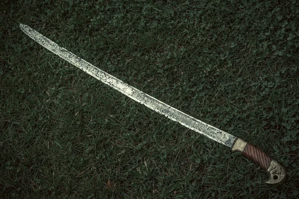 Kozakken Sabel Met Een Houten Handvat Het Groene Gras Koud — Stockfoto