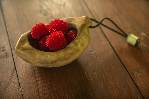 Himbeer Erdbeer Hybride Rote Beeren Einer Handgefertigten Holzschale — Stockfoto