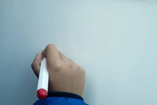 Kinderhand Met Stift Hand Schrijven Een Wit Bord Ruimte Voor — Stockfoto