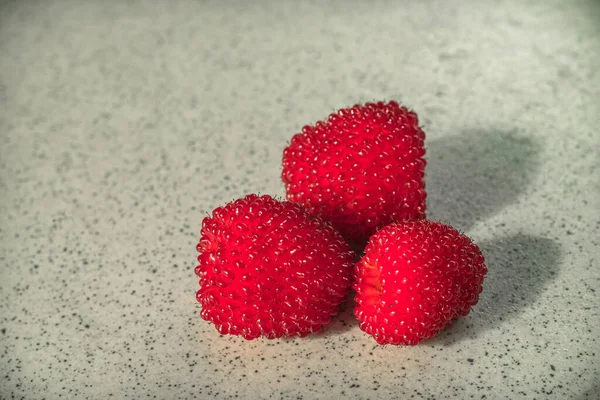 Gekreuzte Erdbeeren Und Himbeeren Auf Dem Tisch — Stockfoto