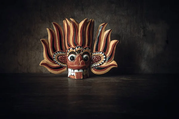 木製の背景に部族の一つの木製のお土産マスク — ストック写真