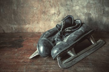 Eski deri bir figür siyah arka planda paten kayar