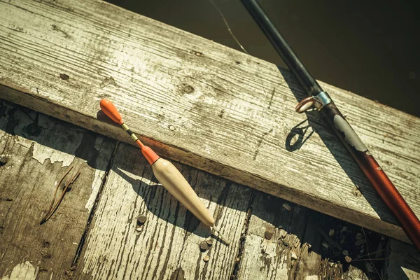 Flotador Pesca Caña Pescar Sobre Fondo Madera Estilo Retro — Foto de Stock