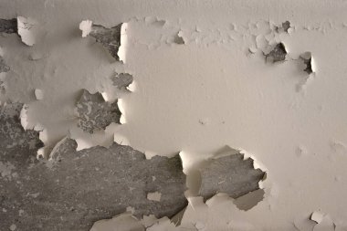 Soyulmuş beyaz boyalı beton duvar dokusu.