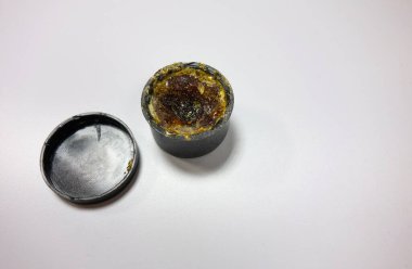 Beyaz arkaplanda lehimleme için reçineli teneke kutu