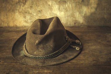 Eski av şapkası eski ahşap masada