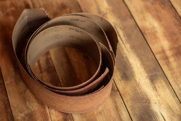 Tahta bir arka planda zımpara kağıdı.