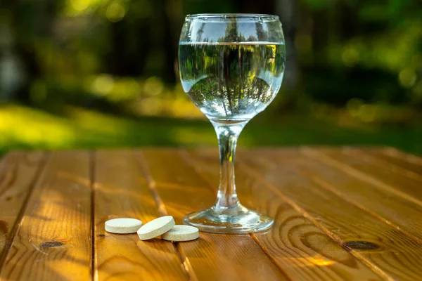 Vaso Agua Píldoras Instantáneas Sobre Una Mesa Madera —  Fotos de Stock