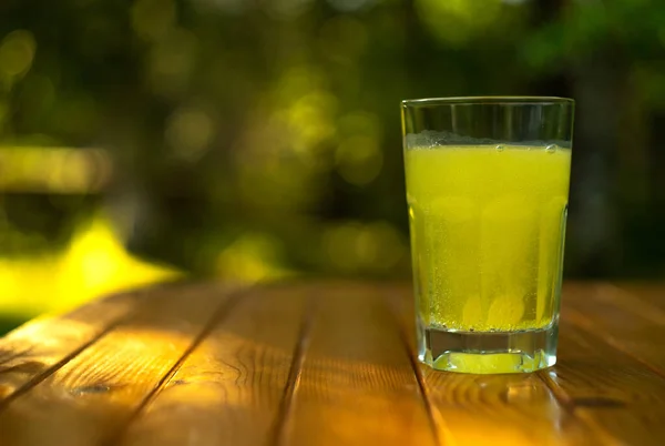 Vaso Bebida Gaseosa Sobre Fondo Borroso Con Bokeh —  Fotos de Stock