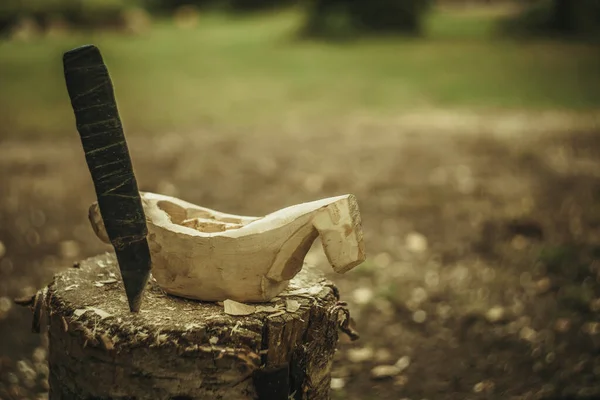 Herstellung Von Holzwerkzeugen Einem Holzbecher Und Einem Messer Auf Dem — Stockfoto