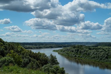 Oka nehrinin üzerinde bulutlar