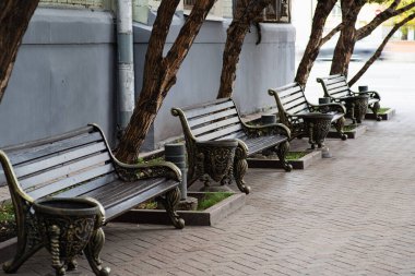 Şehirdeki boş banklar