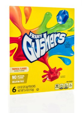 Winneconne - 2 Mayıs 2018: meyve Gushers bir kutu içinde izole bir arka plan üzerinde tropikal lezzet.