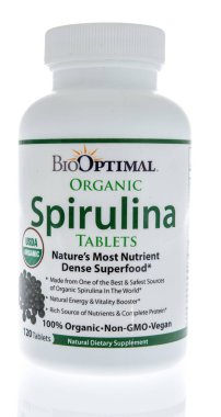 Winneconne - 15 Mayıs 2018: organik spirulina tablet ek izole bir arka plan üzerinde Biooptimal bir şişe