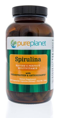 Winneconne - 15 Mayıs 2018: saf spirulina kapsül ek izole bir arka plan üzerinde gezegen bir şişe