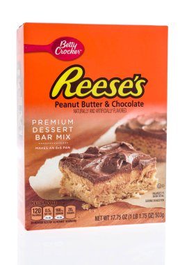 Winneconne - 13 Mayıs 2018: Reese Fıstık ezmesi ve çikolata tatlı bar karışımı izole bir arka plan üzerine bir kutu.