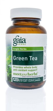 Winneconne - 16 Mayıs 2018: Gaia otlar yeşil çay ek izole bir arka plan üzerine bir şişe.