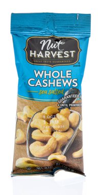 Winneconne - 18 Mayıs 2018: fındık hasat bütün cashews Frito-Lay tarafından izole bir arka plan üzerine bir torba.
