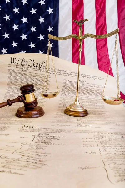 Winneconne - 11 Mayıs 2018: haklar bir Amerikan bayrağı, yargıçlar tokmak ve adalet için Amerikan hakları ile ilgili bir denge ölçek