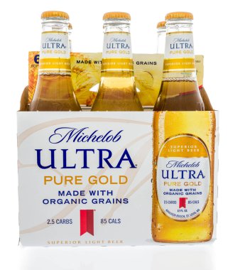 Winneconne, Wi - 26 Mayıs 2018: Michelob ultra saf altın bira yele izole bir arka plan üzerinde organik tahıl ile altı paketi.