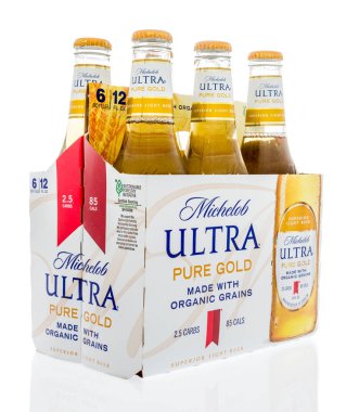 Winneconne, Wi - 26 Mayıs 2018: Michelob ultra saf altın bira yele izole bir arka plan üzerinde organik tahıl ile altı paketi.