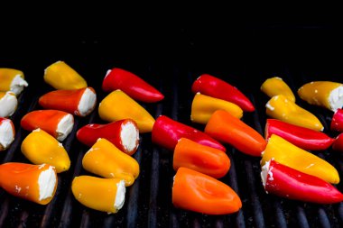 Bir ızgarada pişirildikten krem peynirli biber dolması.