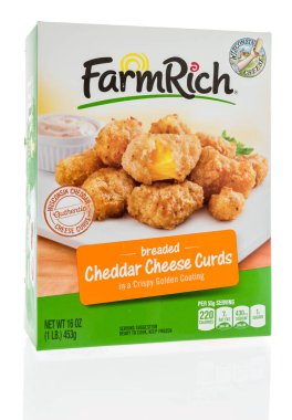 Winneconne - 1 Haziran 2018: çiftlik zengin bir kutu kaşar peynir curds izole bir arka plan üzerinde Wisconsin Peynirli tava.