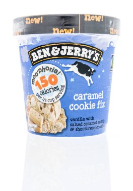 Winneconne - 1 Haziran 2018: Ben and Jerry'nin moo-phoria buz krem karamel tanımlama bilgisi düzeltme lezzet izole bir arka plan üzerinde bir kapsayıcı.