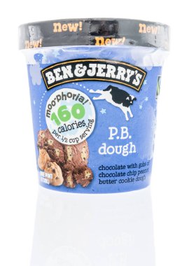 Winneconne - 1 Haziran 2018: Ben and Jerry'nin moo-phoria dondurma fıstık ezmesi hamur lezzet izole bir arka plan üzerinde bir kapsayıcı.