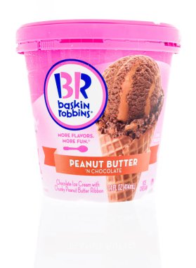 Winneconne - 1 Haziran 2018: fıstık ezmesi n çikolata tadında izole bir arka plan üzerinde Baskin Robbins dondurma kabı.