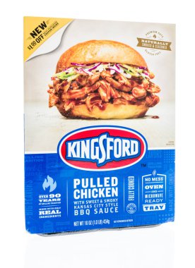 Winneconne - 1 Haziran 2018: Kinsford bir paket çekti kansas city tarzı soslu tavuk izole bir arka plan üzerinde.