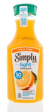 Winneconne - 1 Haziran 2018: sadece hafif portakal suyu sadece 50 kalori başına izole bir arka plan üzerinde hizmet ile bir şişe.