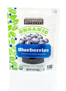 Winneconne - 1 Haziran 2018: Stoneridge meyve bahçesi organik yaban mersini Aperatif bir torba bir izole bir arka plan üzerinde.