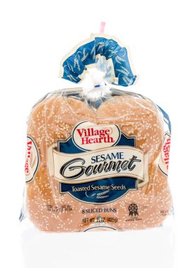 Winneconne - 1 Haziran 2018: köy Hearth susam gurme bir paket dilimlenmiş ekmeği izole bir arka plan üzerinde.