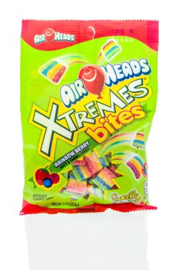 Winneconne - 3 Haziran 2018: hava kafaları rainbwo berry ısırıkları izole bir arka plan üzerinde Xtremes bir torba.